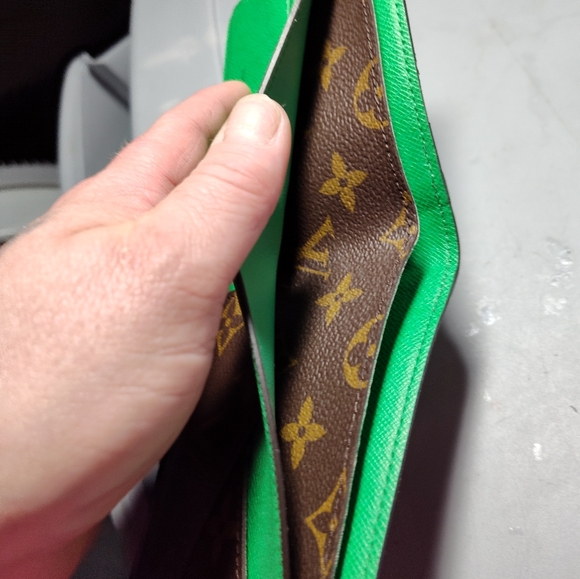 Louis Vuitton Limited Edition Men's Wallet - Picture 8 of 13